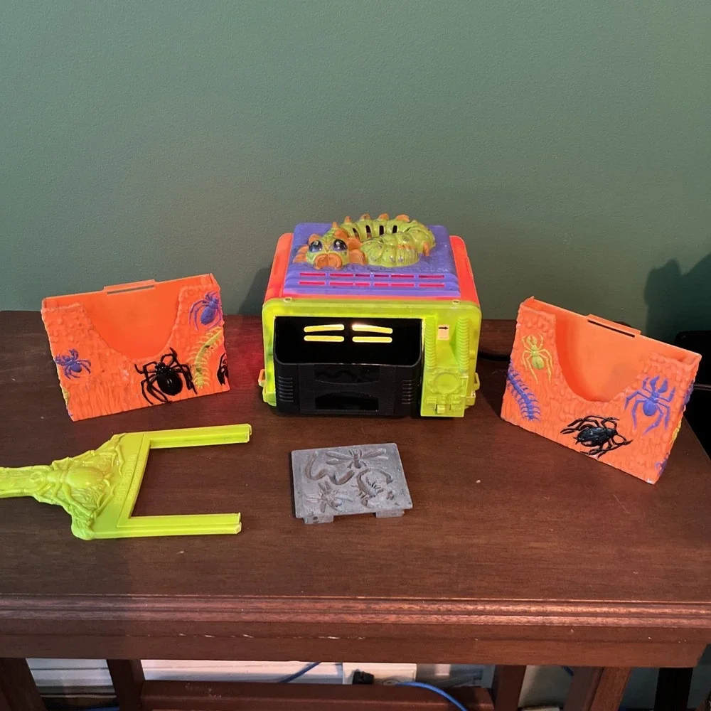Vintage 2006 Creepy Crawlers  Bug Maker With Some Accessories No Box